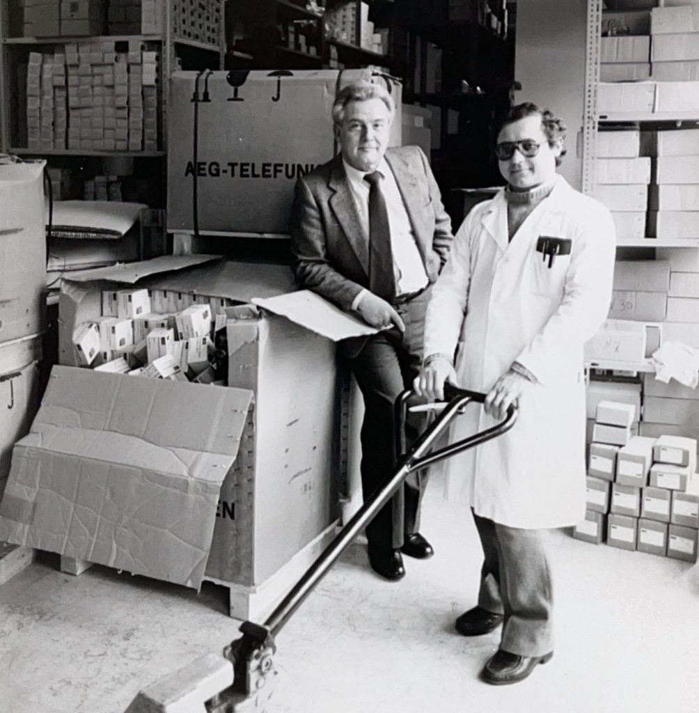 Gastone Bellini e Antonio Benato nel magazzino Elettra a Padova negli anni Settanta.